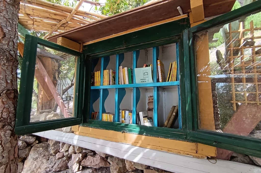 Deposito libri nel parco di Monti Crastu